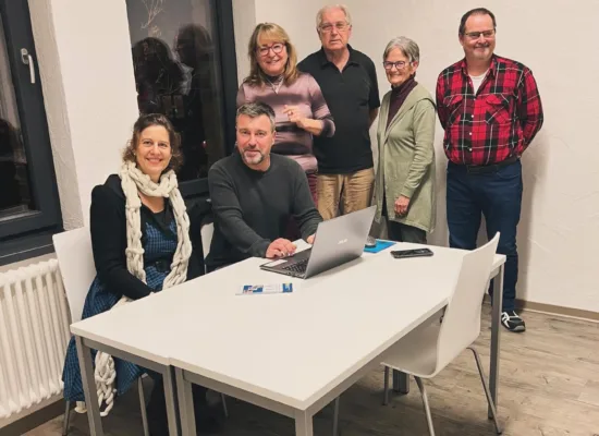 Gruppenfoto: Katrin Rehak-Nitsche (vorne links) und Digitalbotschafter Jockgrim beim offenen Treff
