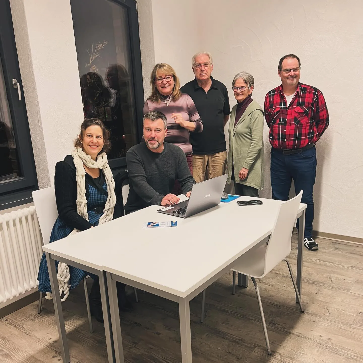 Gruppenfoto: Katrin Rehak-Nitsche (vorne links) und Digitalbotschafter Jockgrim beim offenen Treff